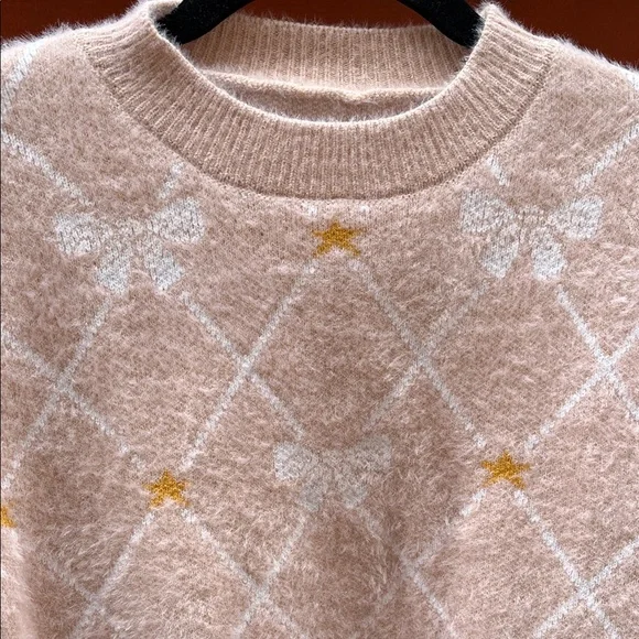 Cozy Beige Sweater with White and Yellow Accents - Picture 2 of 8